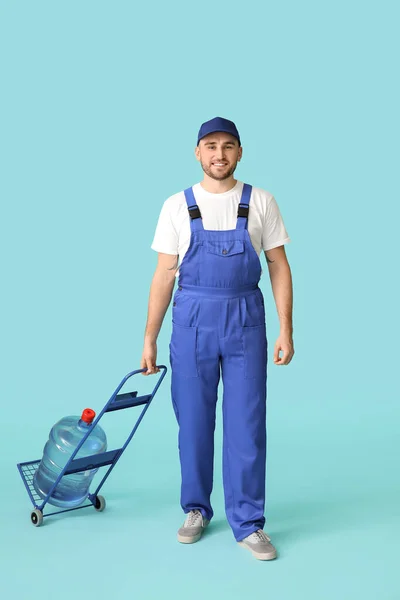 Entrega Hombre Con Botella Agua Sobre Fondo Color — Foto de Stock