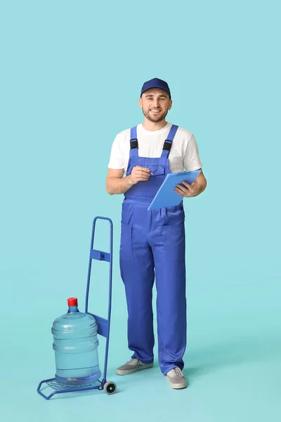 Entrega Hombre Con Botella Agua Sobre Fondo Color —  Fotos de Stock