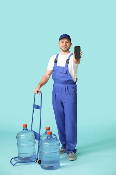 Renkli Arka Planda Cep Telefonu Şişeleriyle Teslimatçı — Stok fotoğraf