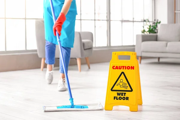 Mujer Joven Fregando Piso Habitación — Foto de Stock