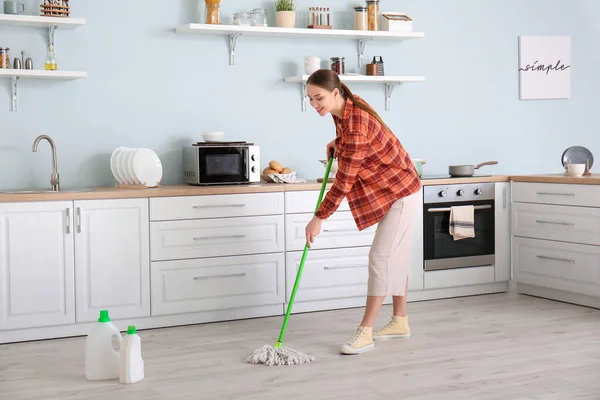 Junge Frau Wischt Boden Küche — Stockfoto