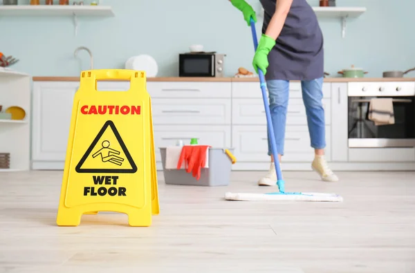 Mujer Joven Fregando Piso Cocina — Foto de Stock