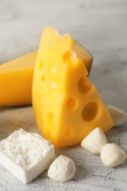 Gri arka planda laktoz olmayan farklı süt ürünleri