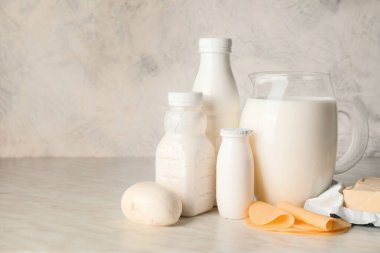 Hafif arka planda laktoz olmayan farklı süt ürünleri