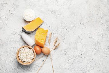 Hafif arka planda laktoz olmayan farklı süt ürünleri