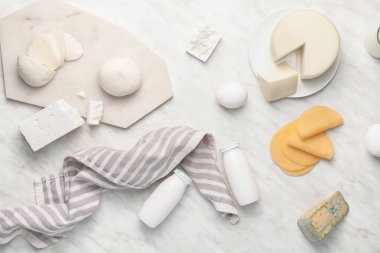 Hafif arka planda laktoz olmayan farklı süt ürünleri