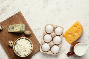 Hafif arka planda laktoz olmayan farklı süt ürünleri