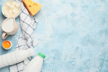 Renk arkaplanında laktoz olmayan farklı süt ürünleri