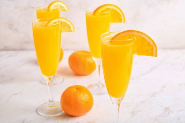 Masada bir bardak lezzetli mimoza kokteyli.