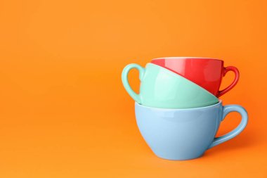 Renk arkaplanındaki boş bardaklar