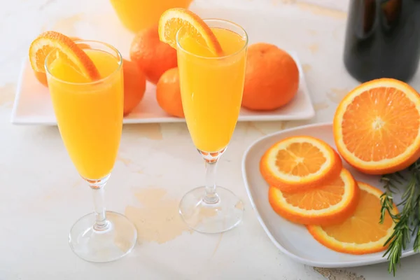 Gläser Mit Leckeren Mimosen Cocktails Auf Dem Tisch — Stockfoto