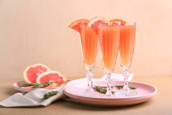 Bicchieri Gustosi Cocktail Mimosa Sul Tavolo — Foto Stock