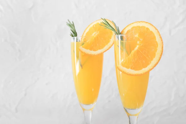 Glasögon Välsmakande Mimosa Cocktails Ljus Bakgrund — Stockfoto