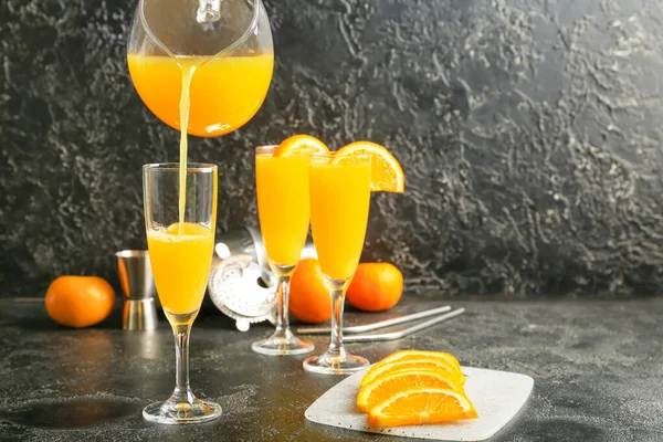Наливание Апельсинового Сока Стакан Стол — стоковое фото