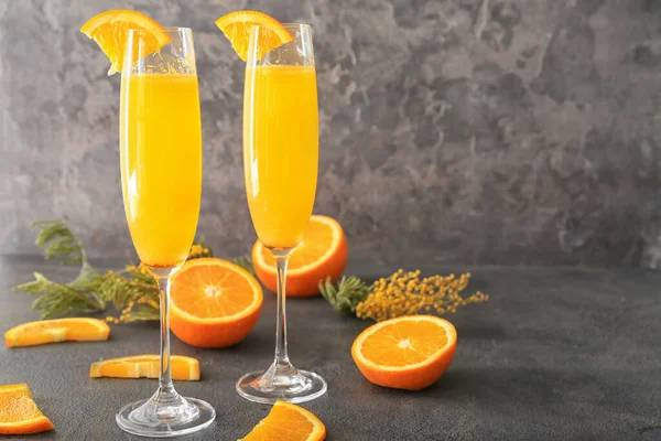 Gläser Mit Leckeren Mimosen Cocktails Auf Dem Tisch — Stockfoto
