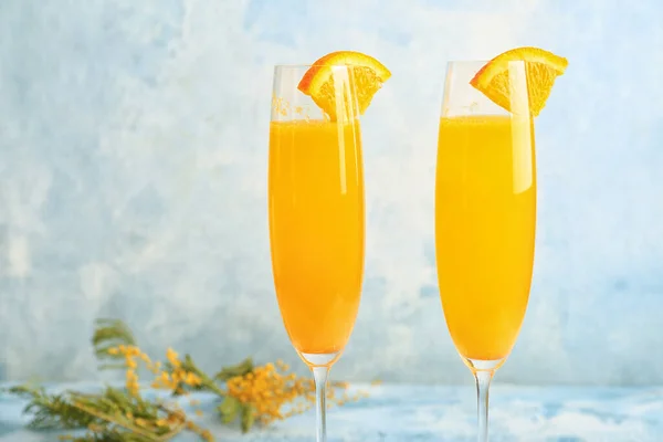 Gläser Mit Leckeren Mimosen Cocktails Auf Dem Tisch — Stockfoto