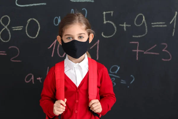 Menina Vestindo Máscara Médica Perto Escola Quadro Negro — Fotografia de Stock