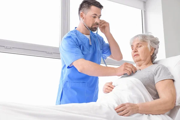 Male Doctor Working Elderly Patient Hospital Room — Stock Photo, Image