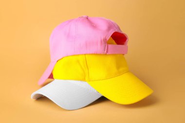 Renk arkaplanı üzerindeki boş kapaklar