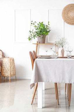 Modern yemek odasında servis edilir.