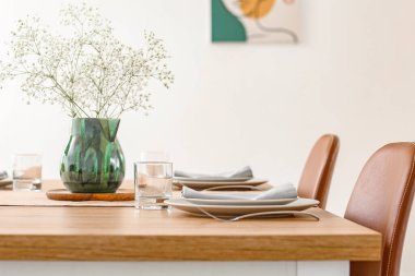 Modern yemek odasında servis edilir.