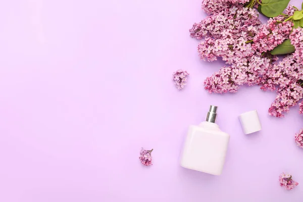 Schöne Lila Blumen Und Parfüm Auf Farbigem Hintergrund — Stockfoto