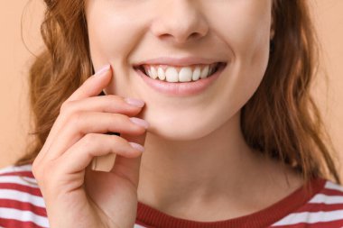 Renk arka plan, portre sağlıklı dişlere sahip genç kadın