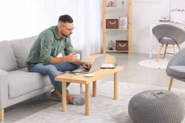 evde çalışan yakışıklı işadamı