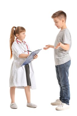 Beyaz arka planda hastası olan sevimli küçük bir doktor.