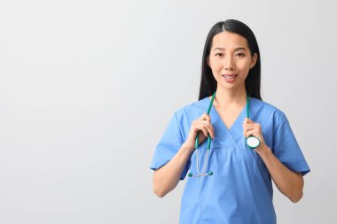 Hafif arka planda bayan Asyalı doktor