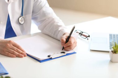 Klinikte çalışan erkek doktor.