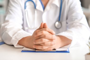 Klinikteki erkek doktor, yakın plan.