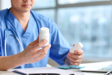 Klinikte hapları olan erkek doktor.