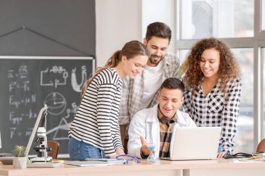 Sınıfta fizik dersindeki gençler