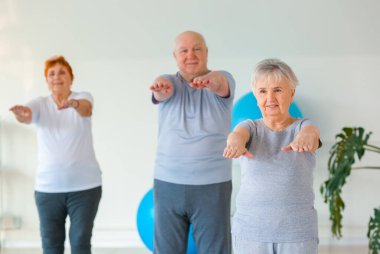 Spor salonunda egzersiz yapan yaşlılar