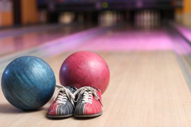 Bowling kulübünde toplar ve ayakkabılar