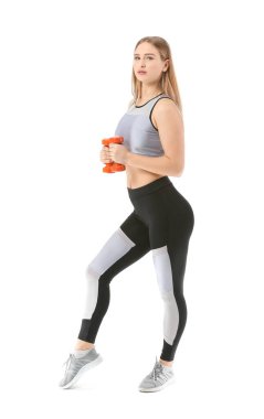 Beyaz arka planda dambıllarla spor yapan genç bir bayan.