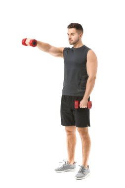 Beyaz arka planda dambılları olan sportif genç adam eğitimi.