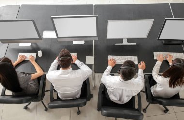 Ofiste çalışan teknik destek ajanları, üst görünüm