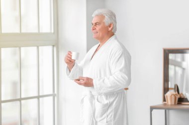 Banyoda olgun bir adamın sabahı.