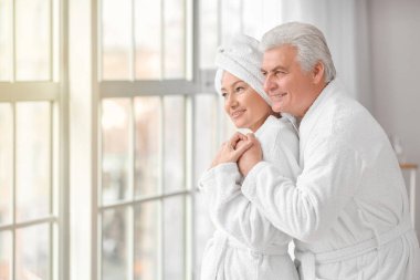 Yetişkin çiftin banyoda sabahları.