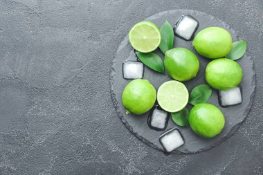 Koyu arkaplanda taze limon ve buz.