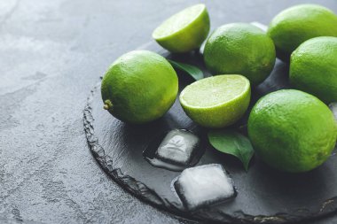 Koyu arkaplanda taze limon ve buz.
