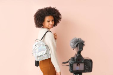 Afrikalı-Amerikalı genç moda blogcusu renkli arkaplan üzerine video kaydediyor