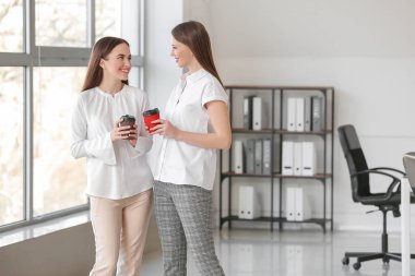 İş arkadaşları ofiste kahve içiyor.