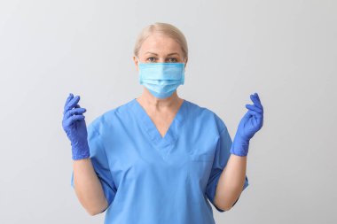 Hafif arka planda olgun kadın doktor