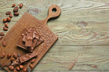 Tahta arka planda fındıklı tatlı çikolata