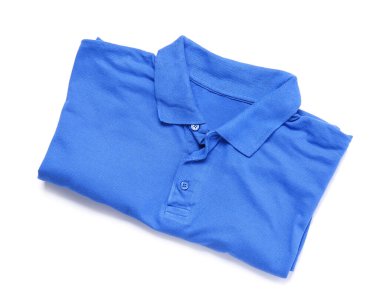 Beyaz arkaplanda şık bir tişört