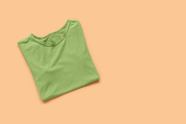 Renkli arkaplanda şık t-shirt