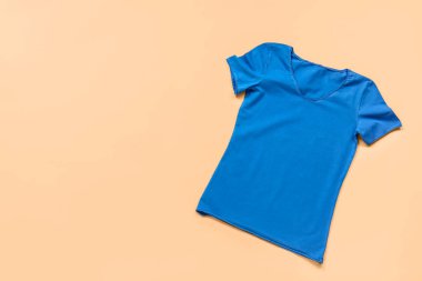 Renkli arkaplanda şık t-shirt